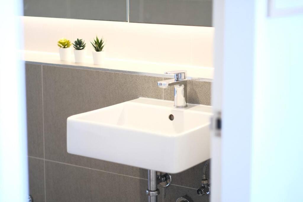 Burwood Luxury 3bed 2bath Close Westfield Apartment